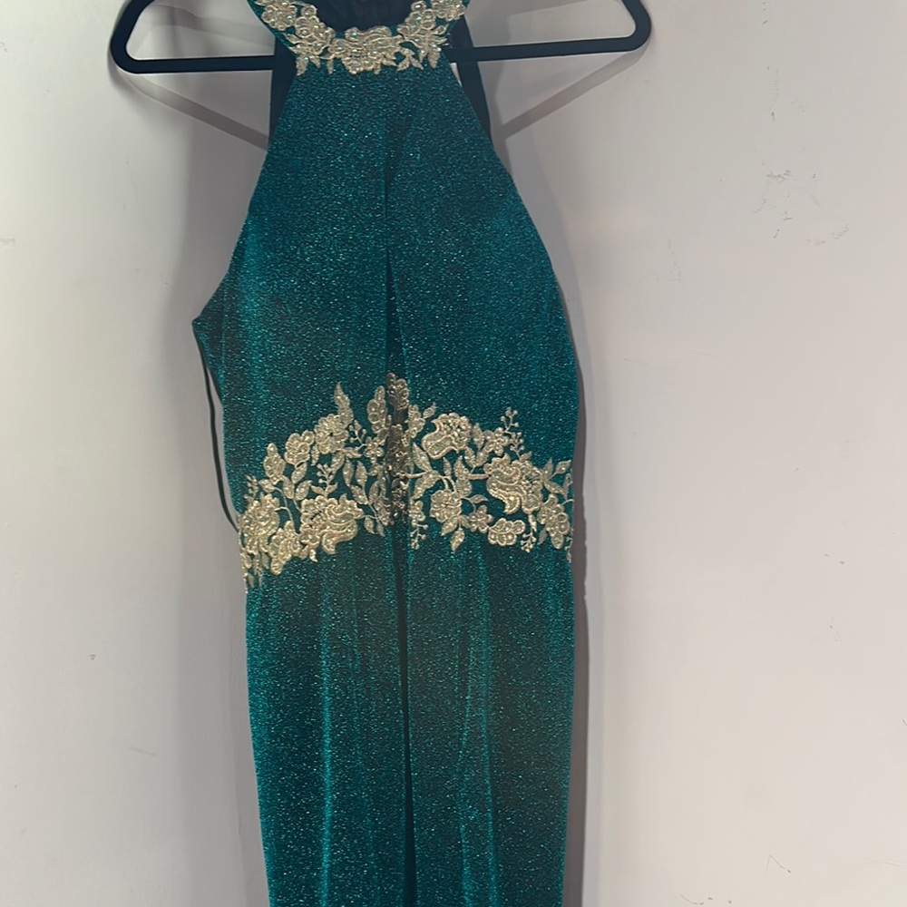 CLEARANCE

Elegant halter prom/Evening Dress with glittery lace design detail